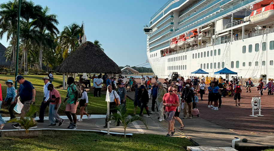 Arribo del crucero SEABOURN SOJOURN a Puerto Chiapas